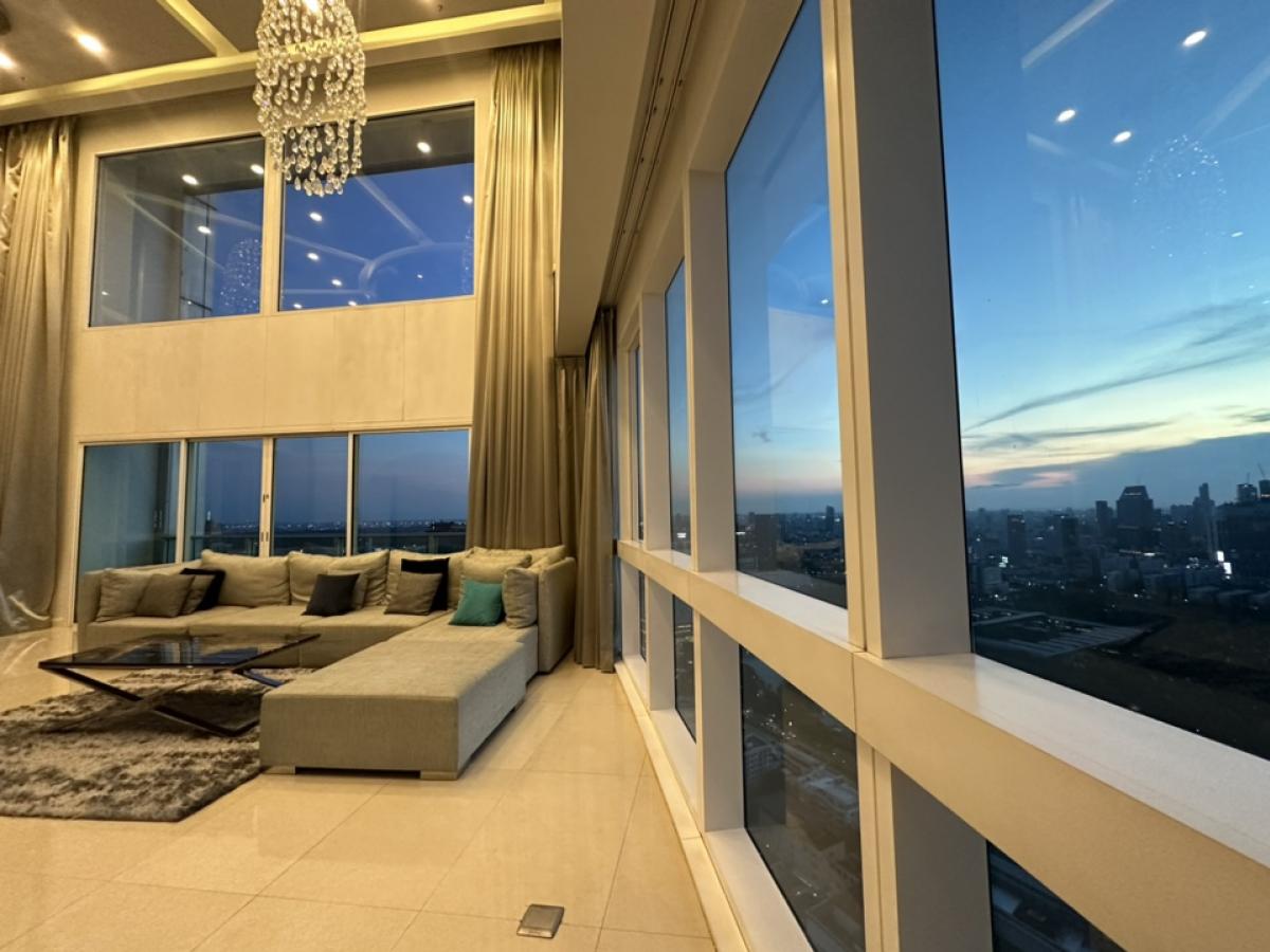 For RentCondoSukhumvit, Asoke, Thonglor : For rent, penthouse, Millennium, Sukhumvit Soi 20, Building D, Room 441, view of the Chao Phraya River and Benjasirikit Park, 44th and 45th floors, very beautiful view, rental price 240,000 per month (negotiable) (For rent/buy/sell) Contact 081-999-4482, 
