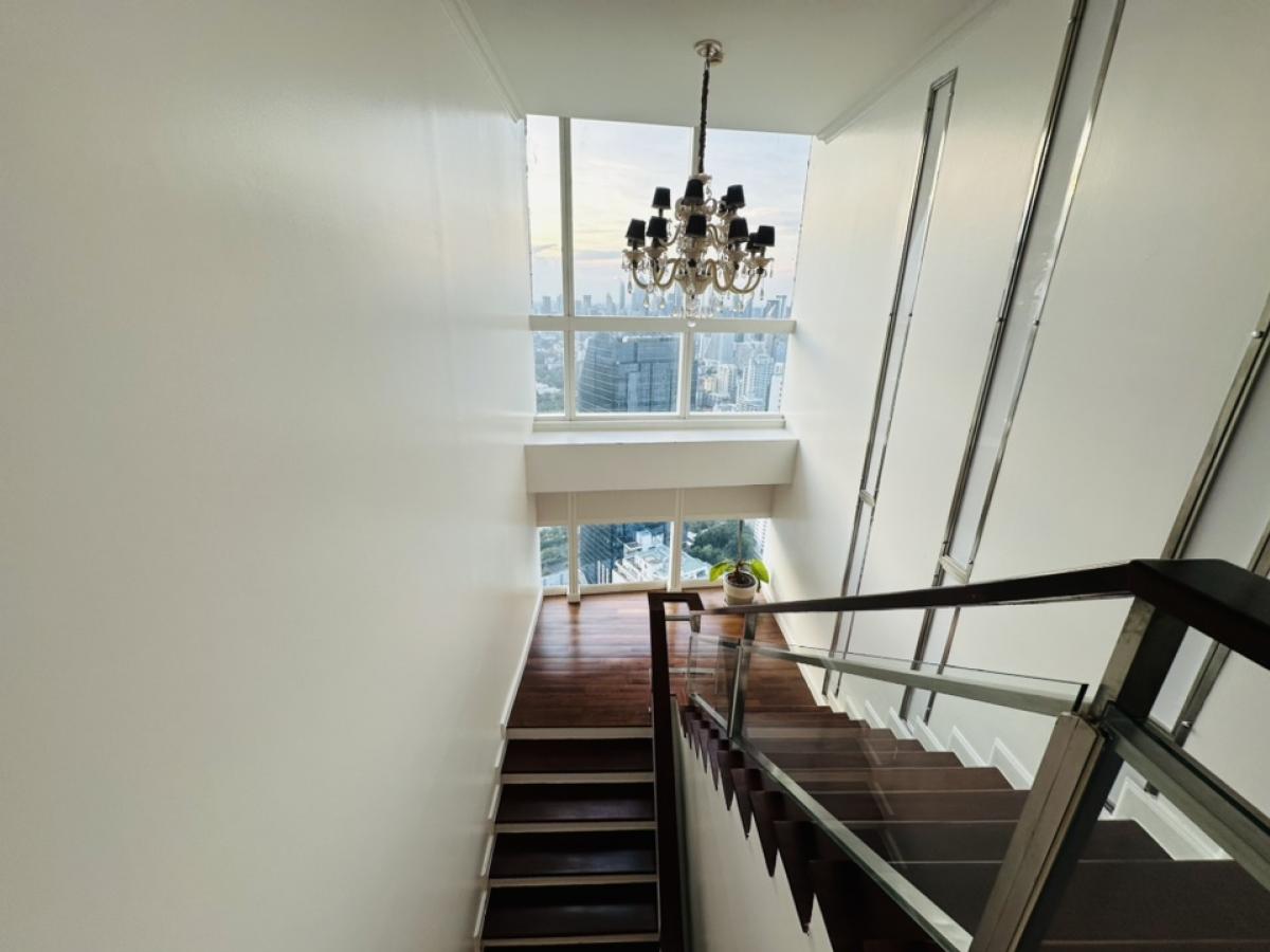 For RentCondoSukhumvit, Asoke, Thonglor : For rent, penthouse, Millennium, Sukhumvit Soi 20, Building D, Room 441, view of the Chao Phraya River and Benjasirikit Park, 44th and 45th floors, very beautiful view, rental price 240,000 per month (negotiable) (For rent/buy/sell) Contact 081-999-4482, 