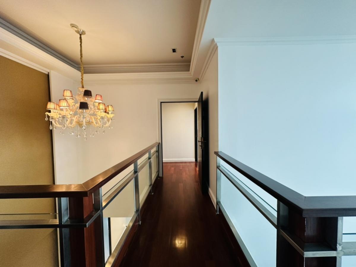 For RentCondoSukhumvit, Asoke, Thonglor : For rent, penthouse, Millennium, Sukhumvit Soi 20, Building D, Room 441, view of the Chao Phraya River and Benjasirikit Park, 44th and 45th floors, very beautiful view, rental price 240,000 per month (negotiable) (For rent/buy/sell) Contact 081-999-4482, 
