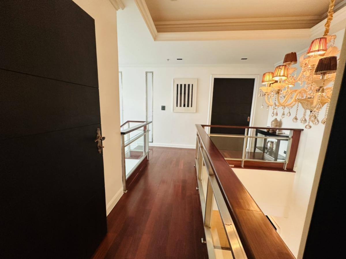 For RentCondoSukhumvit, Asoke, Thonglor : For rent, penthouse, Millennium, Sukhumvit Soi 20, Building D, Room 441, view of the Chao Phraya River and Benjasirikit Park, 44th and 45th floors, very beautiful view, rental price 240,000 per month (negotiable) (For rent/buy/sell) Contact 081-999-4482, 