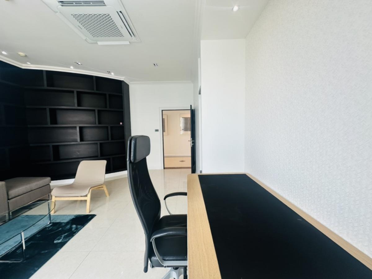 For RentCondoSukhumvit, Asoke, Thonglor : For rent, penthouse, Millennium, Sukhumvit Soi 20, Building D, Room 441, view of the Chao Phraya River and Benjasirikit Park, 44th and 45th floors, very beautiful view, rental price 240,000 per month (negotiable) (For rent/buy/sell) Contact 081-999-4482, 