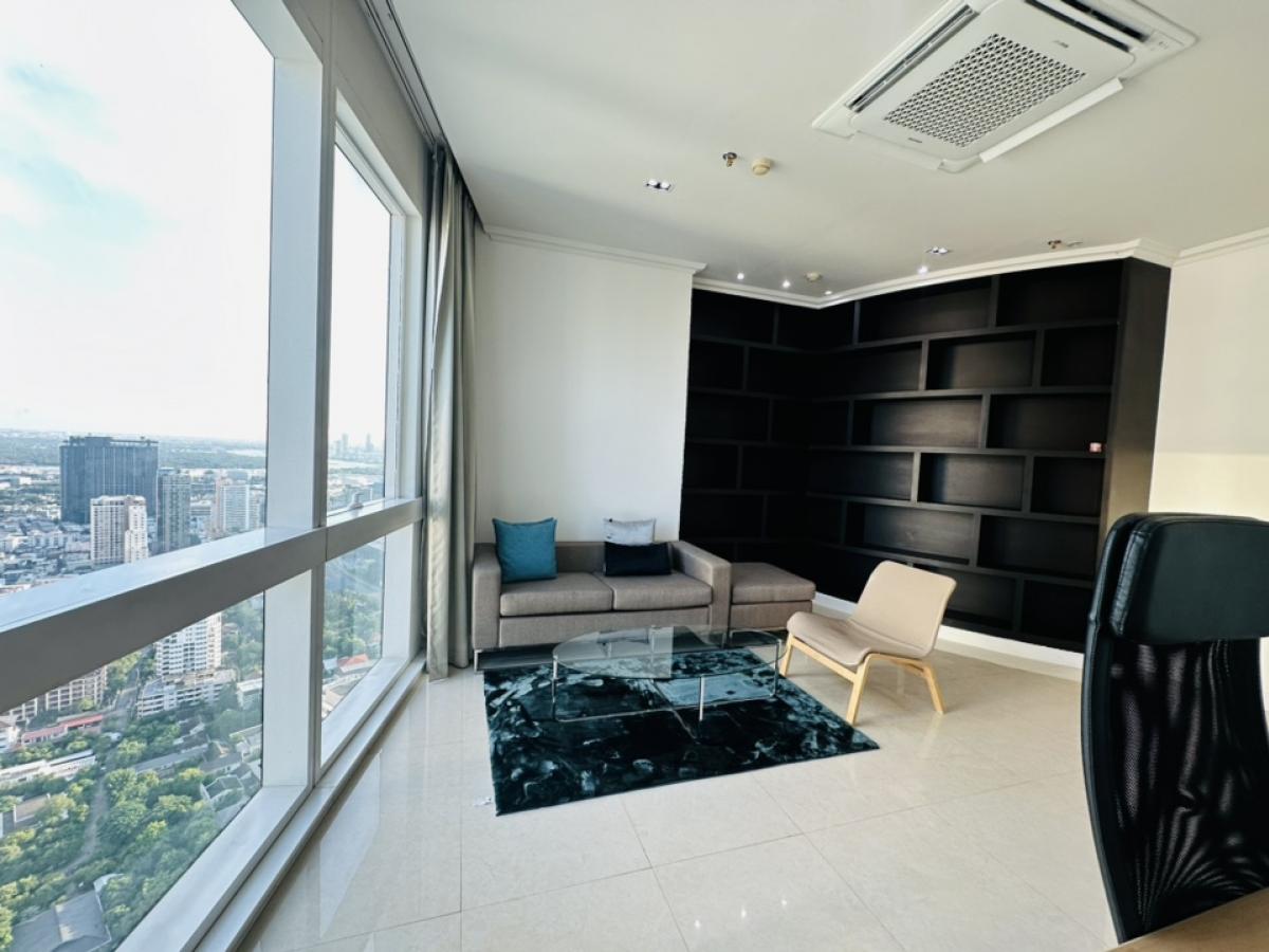 For RentCondoSukhumvit, Asoke, Thonglor : For rent, penthouse, Millennium, Sukhumvit Soi 20, Building D, Room 441, view of the Chao Phraya River and Benjasirikit Park, 44th and 45th floors, very beautiful view, rental price 240,000 per month (negotiable) (For rent/buy/sell) Contact 081-999-4482, 