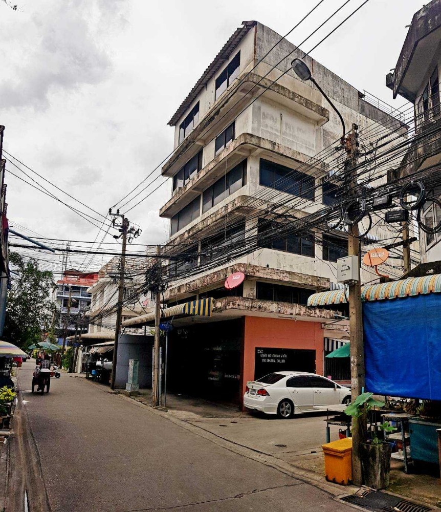 For SaleShop HouseChokchai 4, Ladprao 71, Ladprao 48, : Improved sales for a profit of nearly 10 million!! 6-story building for sale, suitable for building a luxury home, Soi Lat Phrao 63, near Central Eastville, 50 sq m., 650 sq m., near the main road, only 190 m. Urgent.