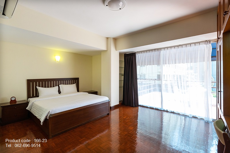 For RentCondoSukhumvit, Asoke, Thonglor : Big court for rent !!! Privacy court 166 sqm 2 beds 3baths with all facilities and tennis court ready to move in only 100m from BTS Nana