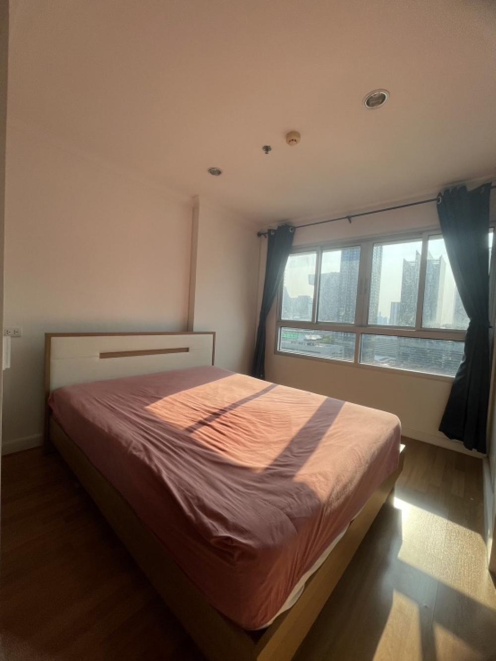 For RentCondoRama9, Petchburi, RCA : Rent: Lumpini Place Rama 9 20th floor, 34 sqm. Rental 14,500 baht. RENT LUNT LUMPINI PACE RAMA9 1 Bed Room 1 Living Roomsize 34 SQM. Tower C. 20 Floor Full Furniture View, Hight Floor RENT 14,500BAHT / Months Deposit 2 Months