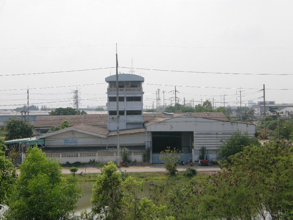 For SaleWarehousePathum Thani,Rangsit, Thammasat : 1 rai of land with 2 booths and 3 warehouses, 40*40 meters long land, along the canal, the construction road (345 Rangsit-Bang Phun)  Bang Kadi Industrial Park, area 800 sqm. (081 4160458 Contact for inquiries ...) **** This price cannot be found.
