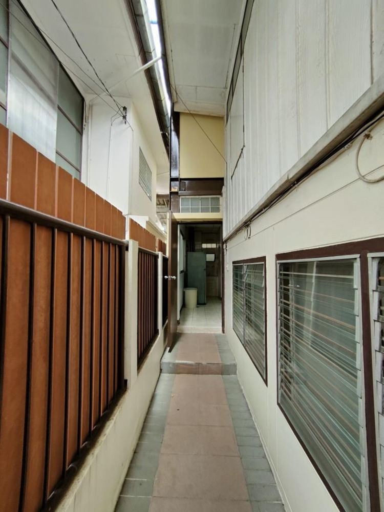 For RentHouseSukhumvit, Asoke, Thonglor : 3 floors House share entrance for home office each floor with a bedrooms 3.5 bathrooms in Sukhumvit 31