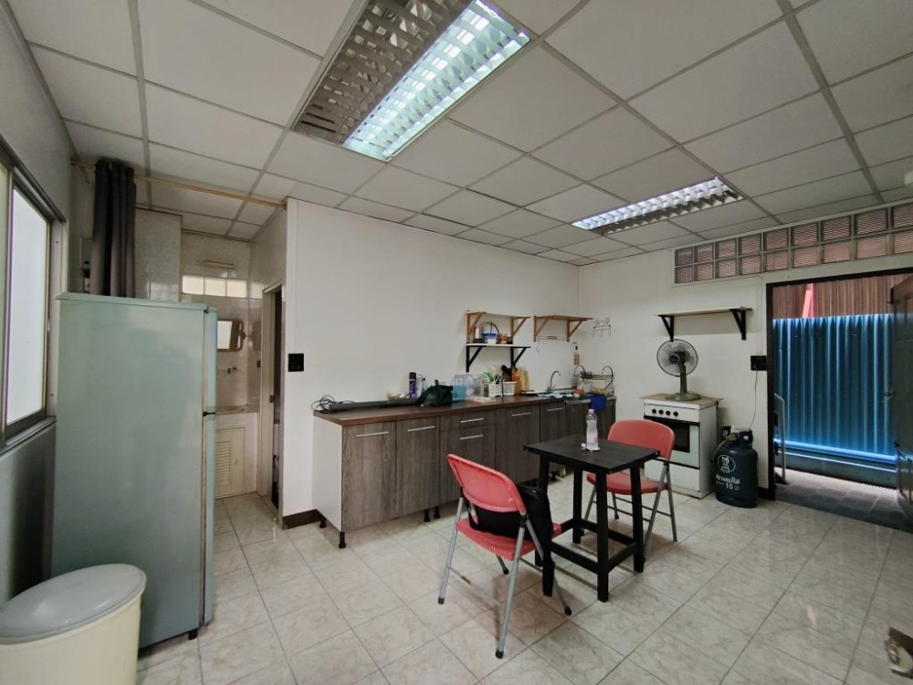 ให้เช่าบ้านสุขุมวิท อโศก ทองหล่อ : ให้เช่าบ้านข้างหลัง 3 ชั้น (ตึกหลัง-สีเหลือง) ชั้นละ 1 ห้องนอน 1 ห้องน้ำ รวม 3 ห้องนอน 3.5 ห้องน้ำในสุขุมวิท 31