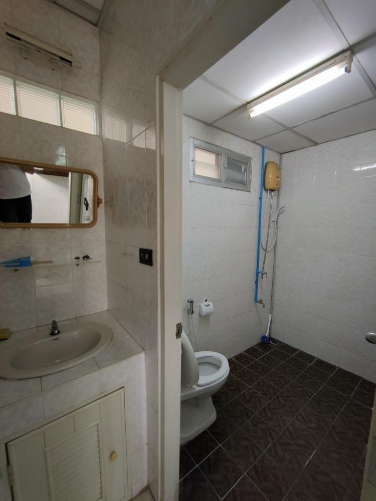 ให้เช่าบ้านสุขุมวิท อโศก ทองหล่อ : ให้เช่าบ้านข้างหลัง 3 ชั้น (ตึกหลัง-สีเหลือง) ชั้นละ 1 ห้องนอน 1 ห้องน้ำ รวม 3 ห้องนอน 3.5 ห้องน้ำในสุขุมวิท 31