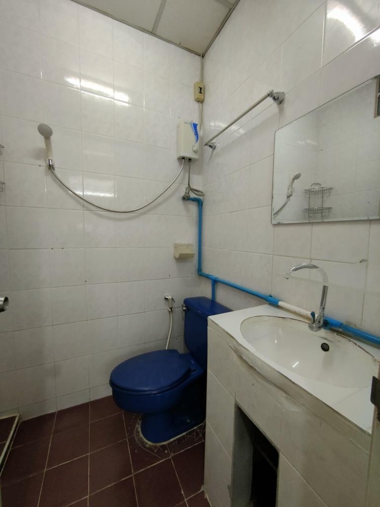 ให้เช่าบ้านสุขุมวิท อโศก ทองหล่อ : ให้เช่าบ้านข้างหลัง 3 ชั้น (ตึกหลัง-สีเหลือง) ชั้นละ 1 ห้องนอน 1 ห้องน้ำ รวม 3 ห้องนอน 3.5 ห้องน้ำในสุขุมวิท 31