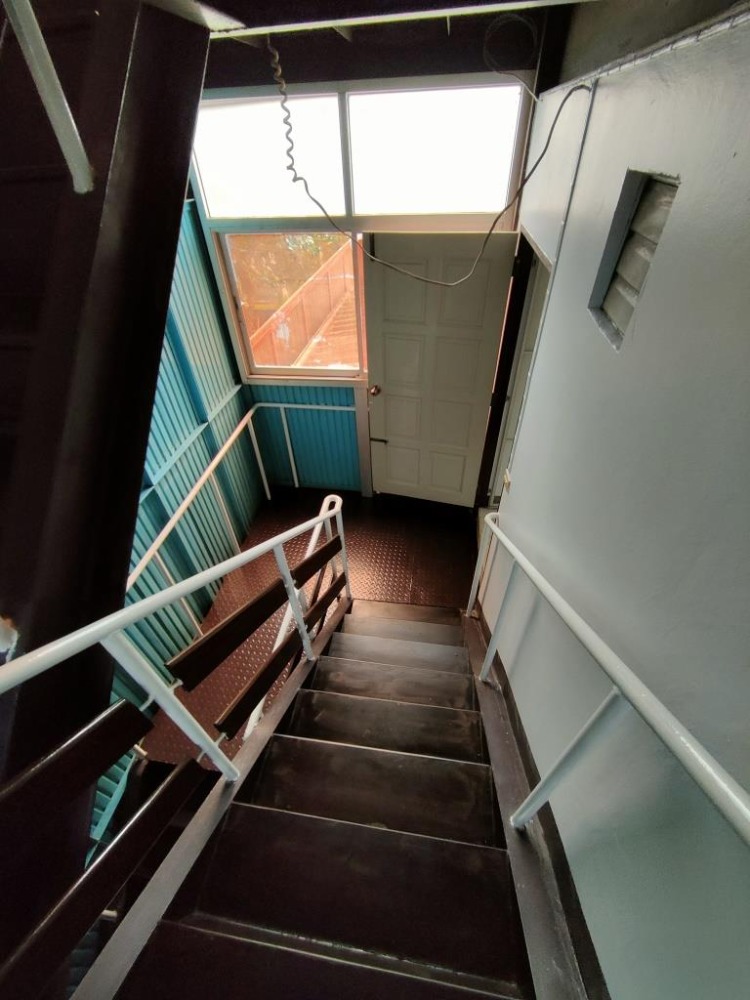 ให้เช่าบ้านสุขุมวิท อโศก ทองหล่อ : ให้เช่าบ้านข้างหลัง 3 ชั้น (ตึกหลัง-สีเหลือง) ชั้นละ 1 ห้องนอน 1 ห้องน้ำ รวม 3 ห้องนอน 3.5 ห้องน้ำในสุขุมวิท 31