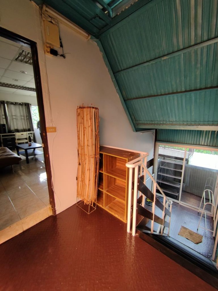 ให้เช่าบ้านสุขุมวิท อโศก ทองหล่อ : ให้เช่าบ้านข้างหลัง 3 ชั้น (ตึกหลัง-สีเหลือง) ชั้นละ 1 ห้องนอน 1 ห้องน้ำ รวม 3 ห้องนอน 3.5 ห้องน้ำในสุขุมวิท 31