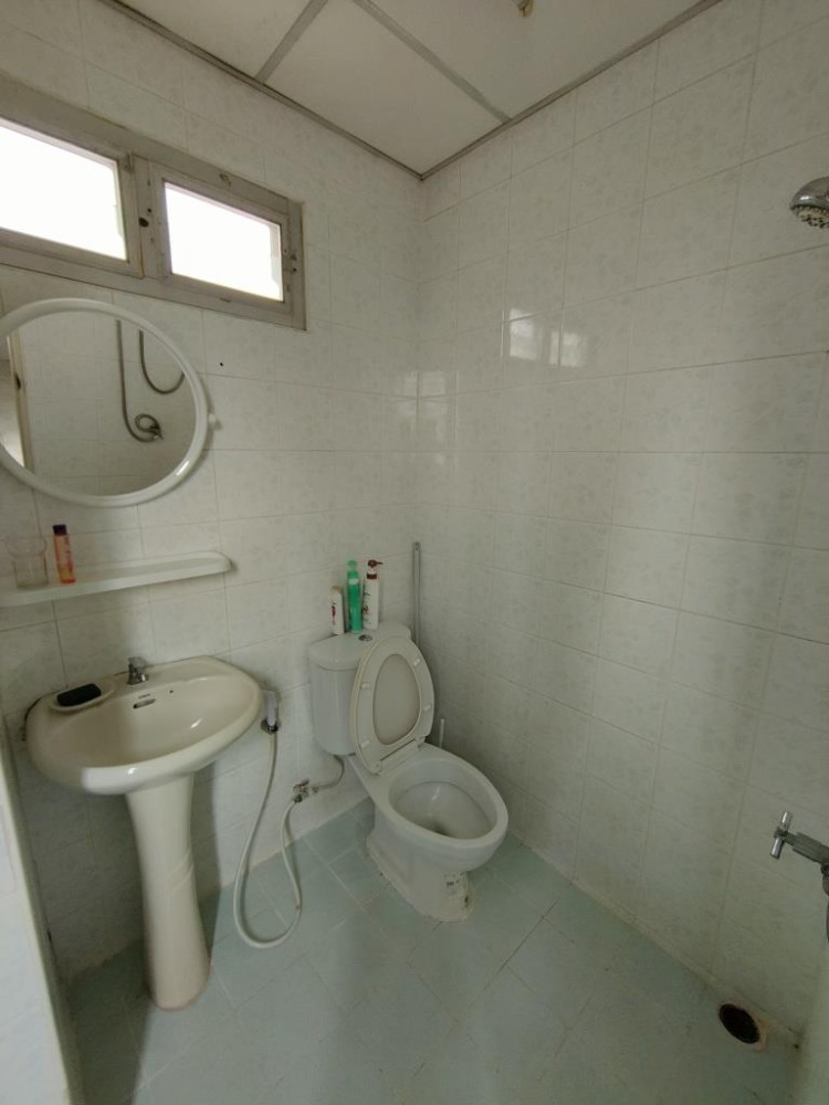 ให้เช่าบ้านสุขุมวิท อโศก ทองหล่อ : ให้เช่าบ้านข้างหลัง 3 ชั้น (ตึกหลัง-สีเหลือง) ชั้นละ 1 ห้องนอน 1 ห้องน้ำ รวม 3 ห้องนอน 3.5 ห้องน้ำในสุขุมวิท 31