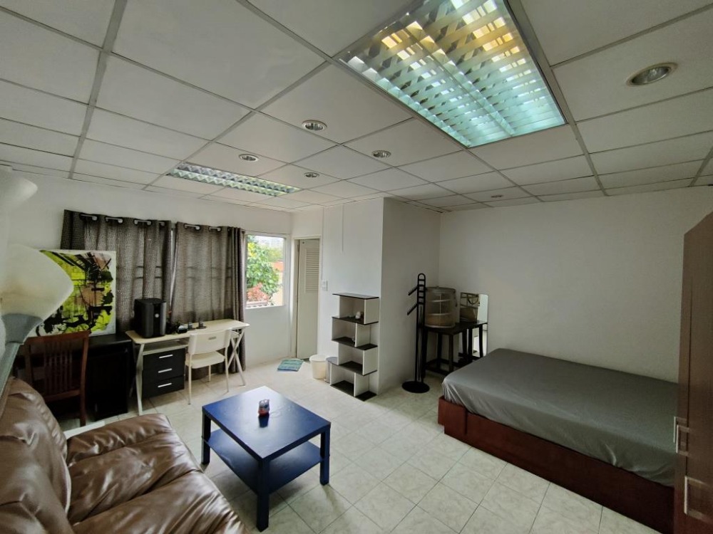 ให้เช่าบ้านสุขุมวิท อโศก ทองหล่อ : ให้เช่าบ้านข้างหลัง 3 ชั้น (ตึกหลัง-สีเหลือง) ชั้นละ 1 ห้องนอน 1 ห้องน้ำ รวม 3 ห้องนอน 3.5 ห้องน้ำในสุขุมวิท 31