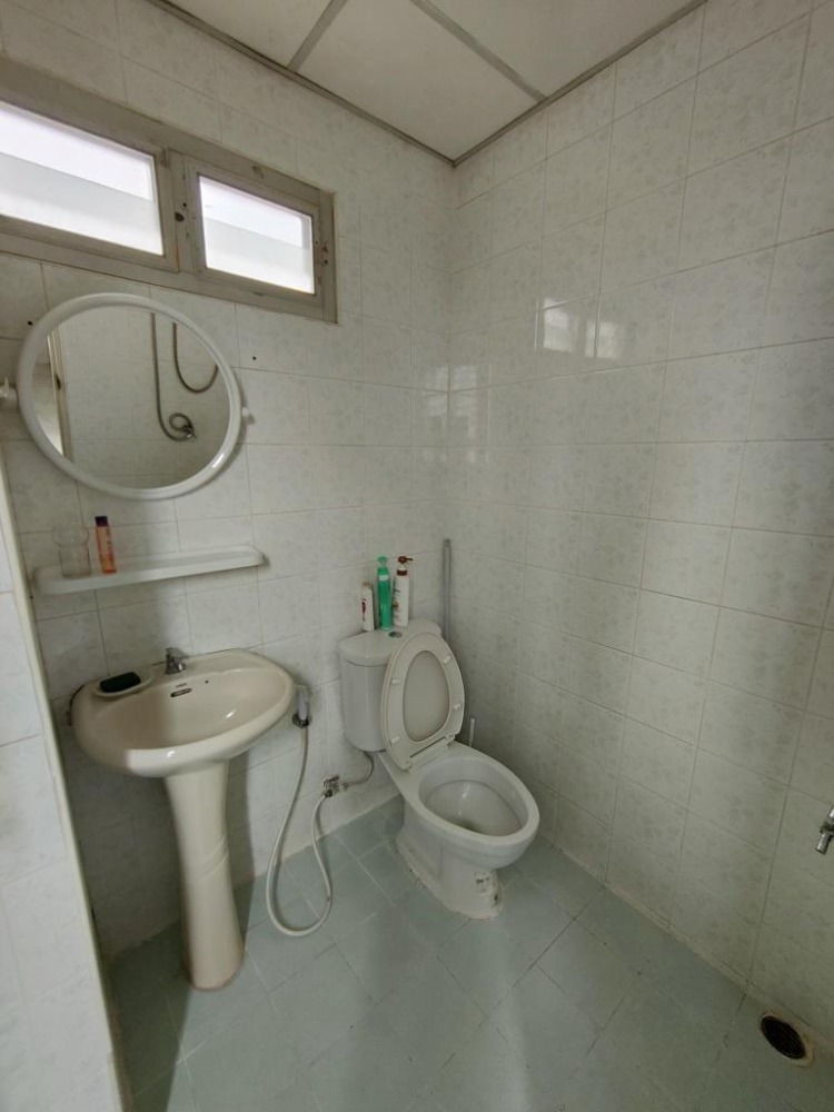 ให้เช่าบ้านสุขุมวิท อโศก ทองหล่อ : ให้เช่าบ้านข้างหลัง 3 ชั้น (ตึกหลัง-สีเหลือง) ชั้นละ 1 ห้องนอน 1 ห้องน้ำ รวม 3 ห้องนอน 3.5 ห้องน้ำในสุขุมวิท 31