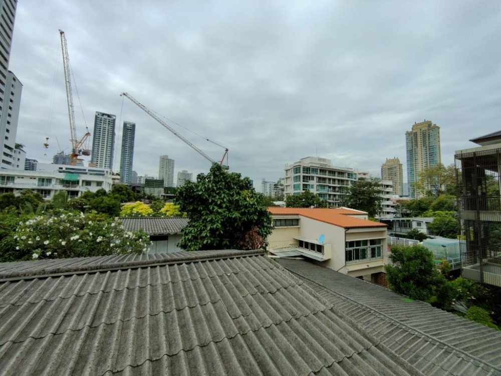 ให้เช่าบ้านสุขุมวิท อโศก ทองหล่อ : ให้เช่าบ้านข้างหลัง 3 ชั้น (ตึกหลัง-สีเหลือง) ชั้นละ 1 ห้องนอน 1 ห้องน้ำ รวม 3 ห้องนอน 3.5 ห้องน้ำในสุขุมวิท 31