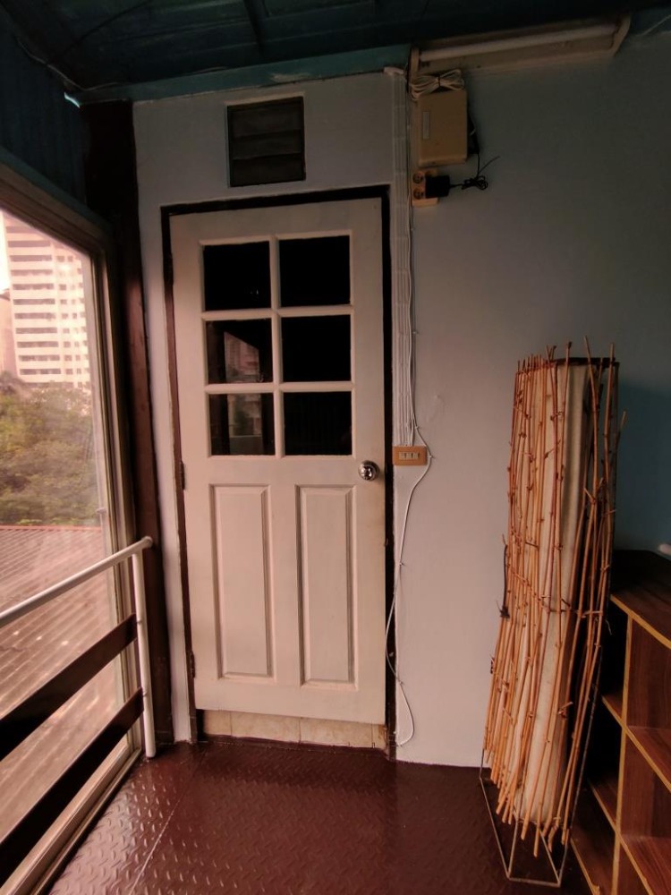 ให้เช่าบ้านสุขุมวิท อโศก ทองหล่อ : ให้เช่าบ้านข้างหลัง 3 ชั้น (ตึกหลัง-สีเหลือง) ชั้นละ 1 ห้องนอน 1 ห้องน้ำ รวม 3 ห้องนอน 3.5 ห้องน้ำในสุขุมวิท 31