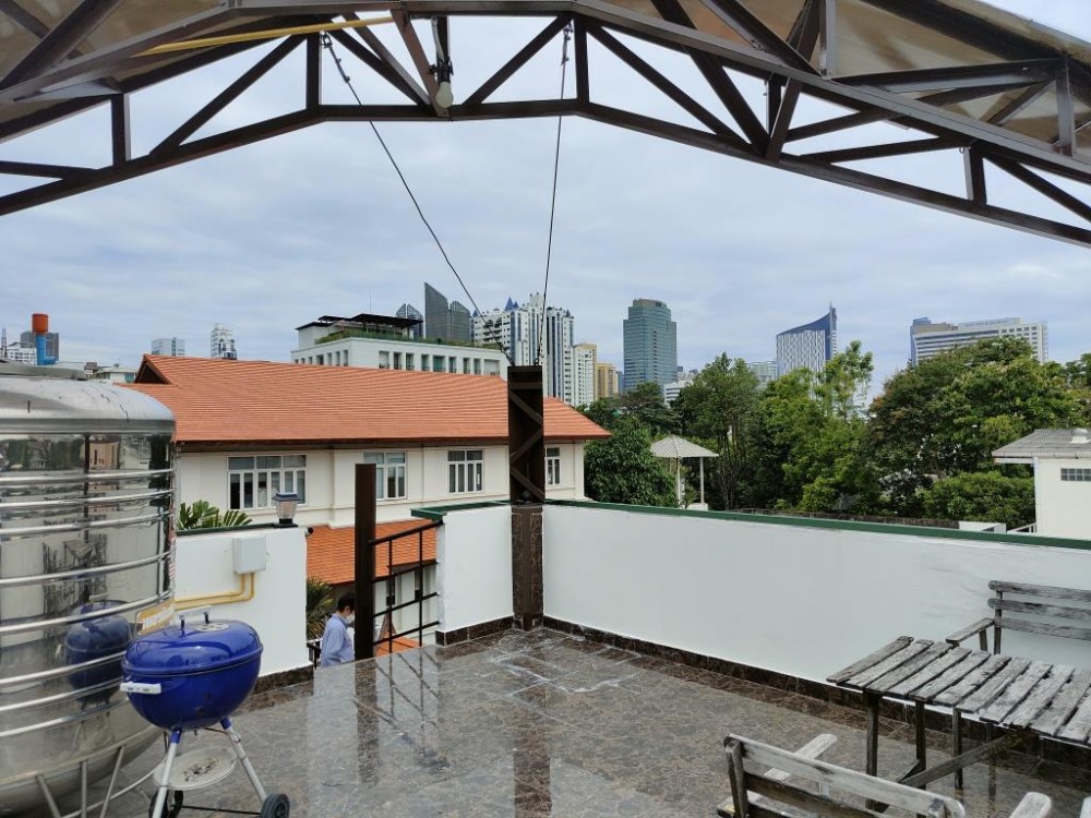 ให้เช่าบ้านสุขุมวิท อโศก ทองหล่อ : ให้เช่าบ้านข้างหลัง 3 ชั้น (ตึกหลัง-สีเหลือง) ชั้นละ 1 ห้องนอน 1 ห้องน้ำ รวม 3 ห้องนอน 3.5 ห้องน้ำในสุขุมวิท 31