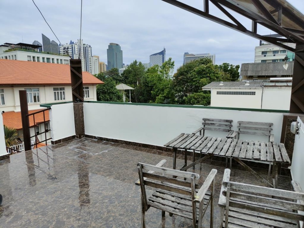 ให้เช่าบ้านสุขุมวิท อโศก ทองหล่อ : ให้เช่าบ้านข้างหลัง 3 ชั้น (ตึกหลัง-สีเหลือง) ชั้นละ 1 ห้องนอน 1 ห้องน้ำ รวม 3 ห้องนอน 3.5 ห้องน้ำในสุขุมวิท 31