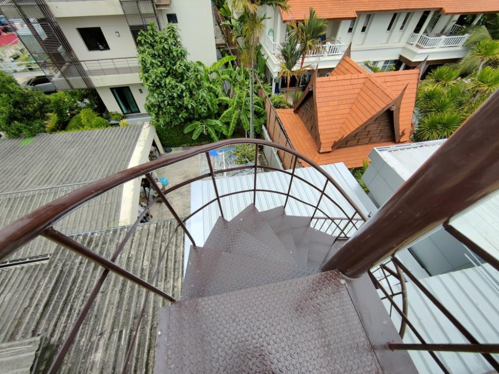 ให้เช่าบ้านสุขุมวิท อโศก ทองหล่อ : ให้เช่าบ้านข้างหลัง 3 ชั้น (ตึกหลัง-สีเหลือง) ชั้นละ 1 ห้องนอน 1 ห้องน้ำ รวม 3 ห้องนอน 3.5 ห้องน้ำในสุขุมวิท 31