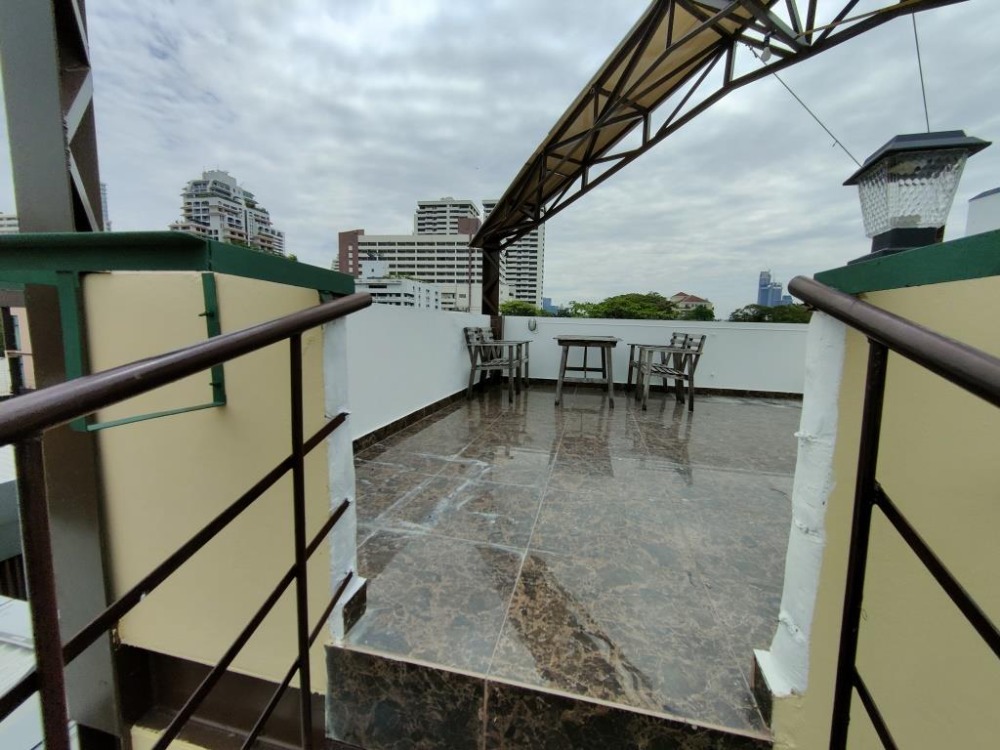 ให้เช่าบ้านสุขุมวิท อโศก ทองหล่อ : ให้เช่าบ้านข้างหลัง 3 ชั้น (ตึกหลัง-สีเหลือง) ชั้นละ 1 ห้องนอน 1 ห้องน้ำ รวม 3 ห้องนอน 3.5 ห้องน้ำในสุขุมวิท 31