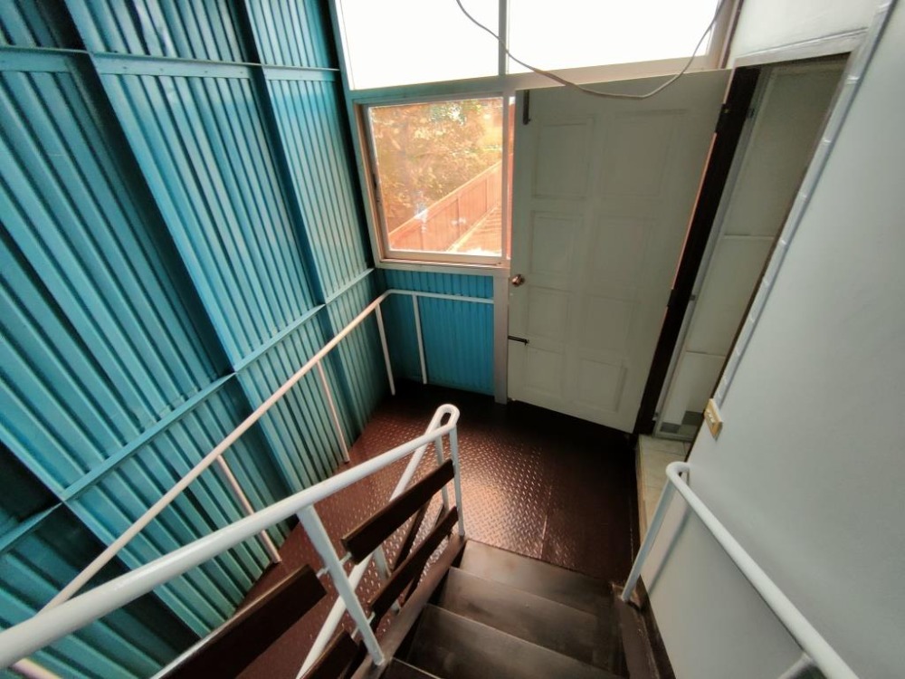 ให้เช่าบ้านสุขุมวิท อโศก ทองหล่อ : ให้เช่าบ้านข้างหลัง 3 ชั้น (ตึกหลัง-สีเหลือง) ชั้นละ 1 ห้องนอน 1 ห้องน้ำ รวม 3 ห้องนอน 3.5 ห้องน้ำในสุขุมวิท 31