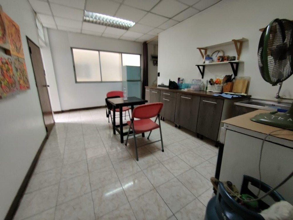 ให้เช่าบ้านสุขุมวิท อโศก ทองหล่อ : ให้เช่าบ้านข้างหลัง 3 ชั้น (ตึกหลัง-สีเหลือง) ชั้นละ 1 ห้องนอน 1 ห้องน้ำ รวม 3 ห้องนอน 3.5 ห้องน้ำในสุขุมวิท 31