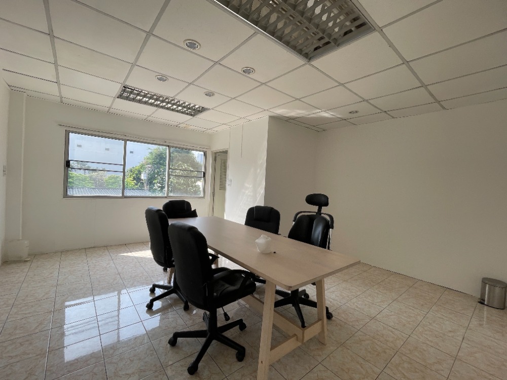 ให้เช่าบ้านสุขุมวิท อโศก ทองหล่อ : ให้เช่าบ้านข้างหลัง 3 ชั้น (ตึกหลัง-สีเหลือง) ชั้นละ 1 ห้องนอน 1 ห้องน้ำ รวม 3 ห้องนอน 3.5 ห้องน้ำในสุขุมวิท 31