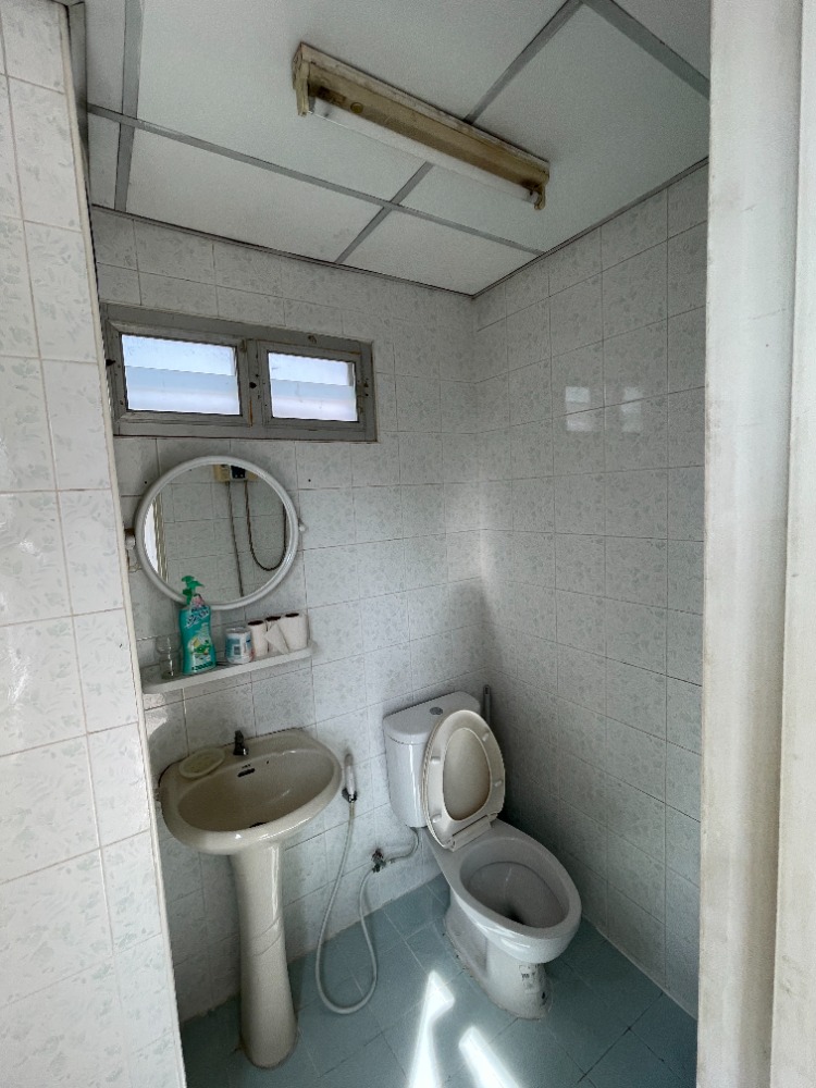 ให้เช่าบ้านสุขุมวิท อโศก ทองหล่อ : ให้เช่าบ้านข้างหลัง 3 ชั้น (ตึกหลัง-สีเหลือง) ชั้นละ 1 ห้องนอน 1 ห้องน้ำ รวม 3 ห้องนอน 3.5 ห้องน้ำในสุขุมวิท 31