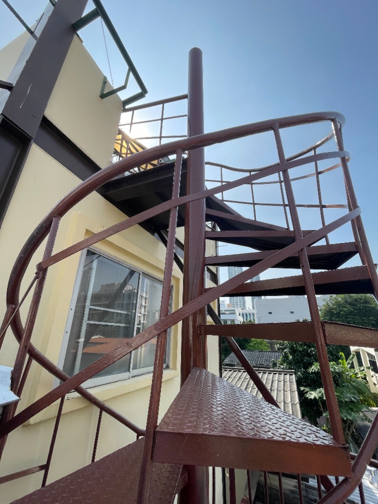 ให้เช่าบ้านสุขุมวิท อโศก ทองหล่อ : ให้เช่าบ้านข้างหลัง 3 ชั้น (ตึกหลัง-สีเหลือง) ชั้นละ 1 ห้องนอน 1 ห้องน้ำ รวม 3 ห้องนอน 3.5 ห้องน้ำในสุขุมวิท 31