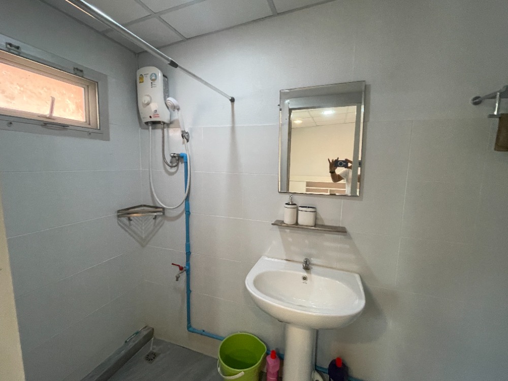 ให้เช่าบ้านสุขุมวิท อโศก ทองหล่อ : ให้เช่าบ้านข้างหลัง 3 ชั้น (ตึกหลัง-สีเหลือง) ชั้นละ 1 ห้องนอน 1 ห้องน้ำ รวม 3 ห้องนอน 3.5 ห้องน้ำในสุขุมวิท 31