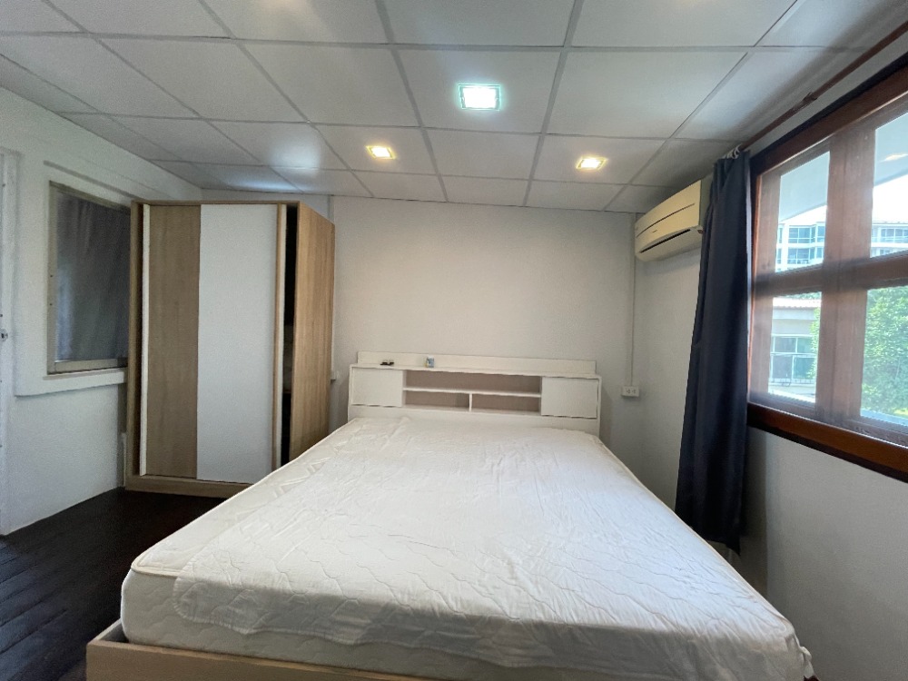 ให้เช่าบ้านสุขุมวิท อโศก ทองหล่อ : ให้เช่าบ้านข้างหลัง 3 ชั้น (ตึกหลัง-สีเหลือง) ชั้นละ 1 ห้องนอน 1 ห้องน้ำ รวม 3 ห้องนอน 3.5 ห้องน้ำในสุขุมวิท 31