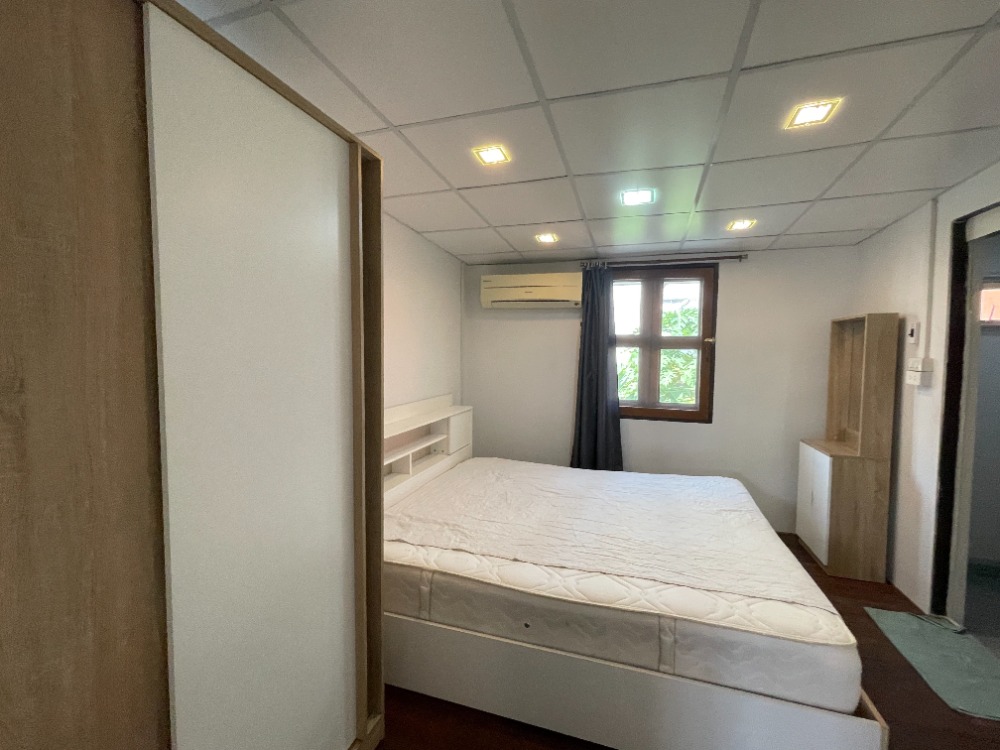 ให้เช่าบ้านสุขุมวิท อโศก ทองหล่อ : ให้เช่าบ้านข้างหลัง 3 ชั้น (ตึกหลัง-สีเหลือง) ชั้นละ 1 ห้องนอน 1 ห้องน้ำ รวม 3 ห้องนอน 3.5 ห้องน้ำในสุขุมวิท 31