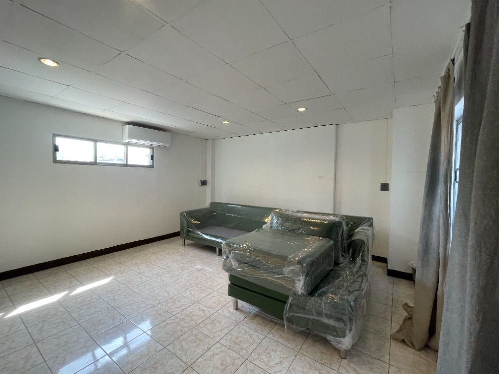 ให้เช่าบ้านสุขุมวิท อโศก ทองหล่อ : ให้เช่าบ้านข้างหลัง 3 ชั้น (ตึกหลัง-สีเหลือง) ชั้นละ 1 ห้องนอน 1 ห้องน้ำ รวม 3 ห้องนอน 3.5 ห้องน้ำในสุขุมวิท 31