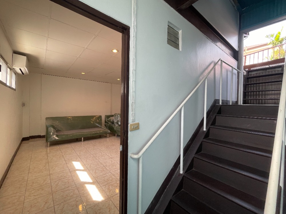 ให้เช่าบ้านสุขุมวิท อโศก ทองหล่อ : ให้เช่าบ้านข้างหลัง 3 ชั้น (ตึกหลัง-สีเหลือง) ชั้นละ 1 ห้องนอน 1 ห้องน้ำ รวม 3 ห้องนอน 3.5 ห้องน้ำในสุขุมวิท 31