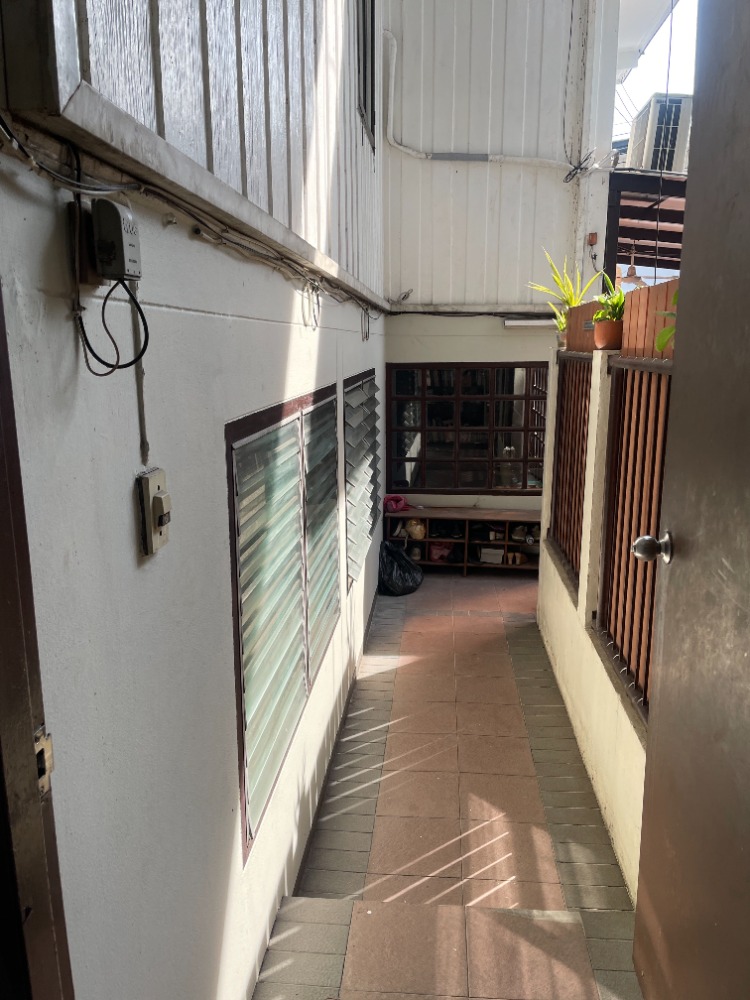 ให้เช่าบ้านสุขุมวิท อโศก ทองหล่อ : ให้เช่าบ้านข้างหลัง 3 ชั้น (ตึกหลัง-สีเหลือง) ชั้นละ 1 ห้องนอน 1 ห้องน้ำ รวม 3 ห้องนอน 3.5 ห้องน้ำในสุขุมวิท 31