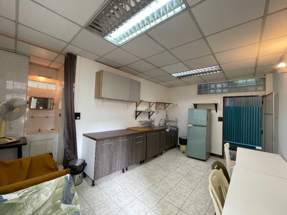 ให้เช่าบ้านสุขุมวิท อโศก ทองหล่อ : ให้เช่าบ้านข้างหลัง 3 ชั้น (ตึกหลัง-สีเหลือง) ชั้นละ 1 ห้องนอน 1 ห้องน้ำ รวม 3 ห้องนอน 3.5 ห้องน้ำในสุขุมวิท 31