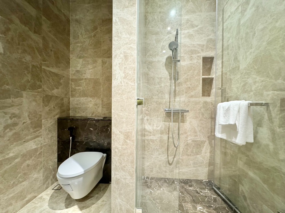 For RentCondoWitthayu, Chidlom, Langsuan, Ploenchit : For rent, 2 large bedrooms, garden view.