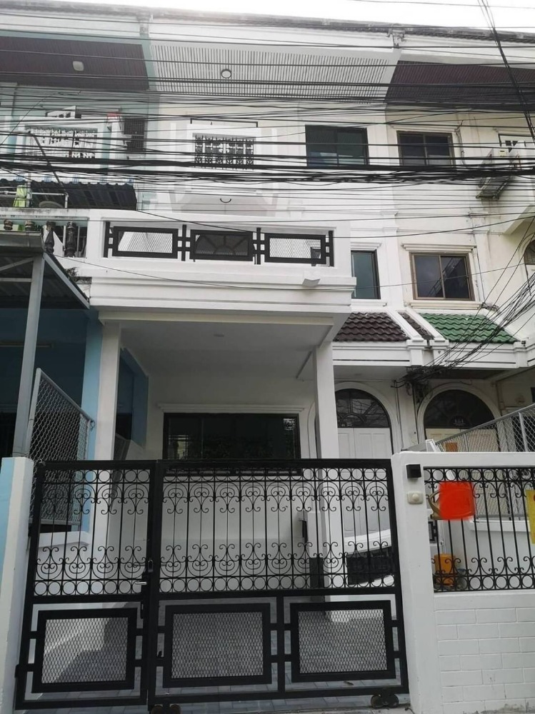 For RentTownhomeRatchadapisek, Huaikwang, Suttisan : For rent/sale, beautiful townhouse, newly renovated, MRT Cultural Center, 3 floors, 2 bedrooms, 2 bathrooms, parking for 1 car, 2 balconies, usable area worth the price, suitable for living, doing business and trading.