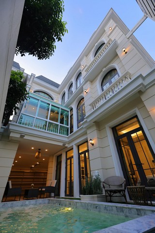 ขายบ้านสุขุมวิท อโศก ทองหล่อ : ขายและให้เช่าบ้านเดี่ยวดีไซน์หรู 3 ชั้น (High Ceiling) 500 ตรม. 4 ห้องนอน สุขุมวิท 63 เอกมัย 22 แต่งหรู เฟอร์พร้อมอยู่ พร้อมลิฟท์ และสระว่ายน้ำส่วนตัว