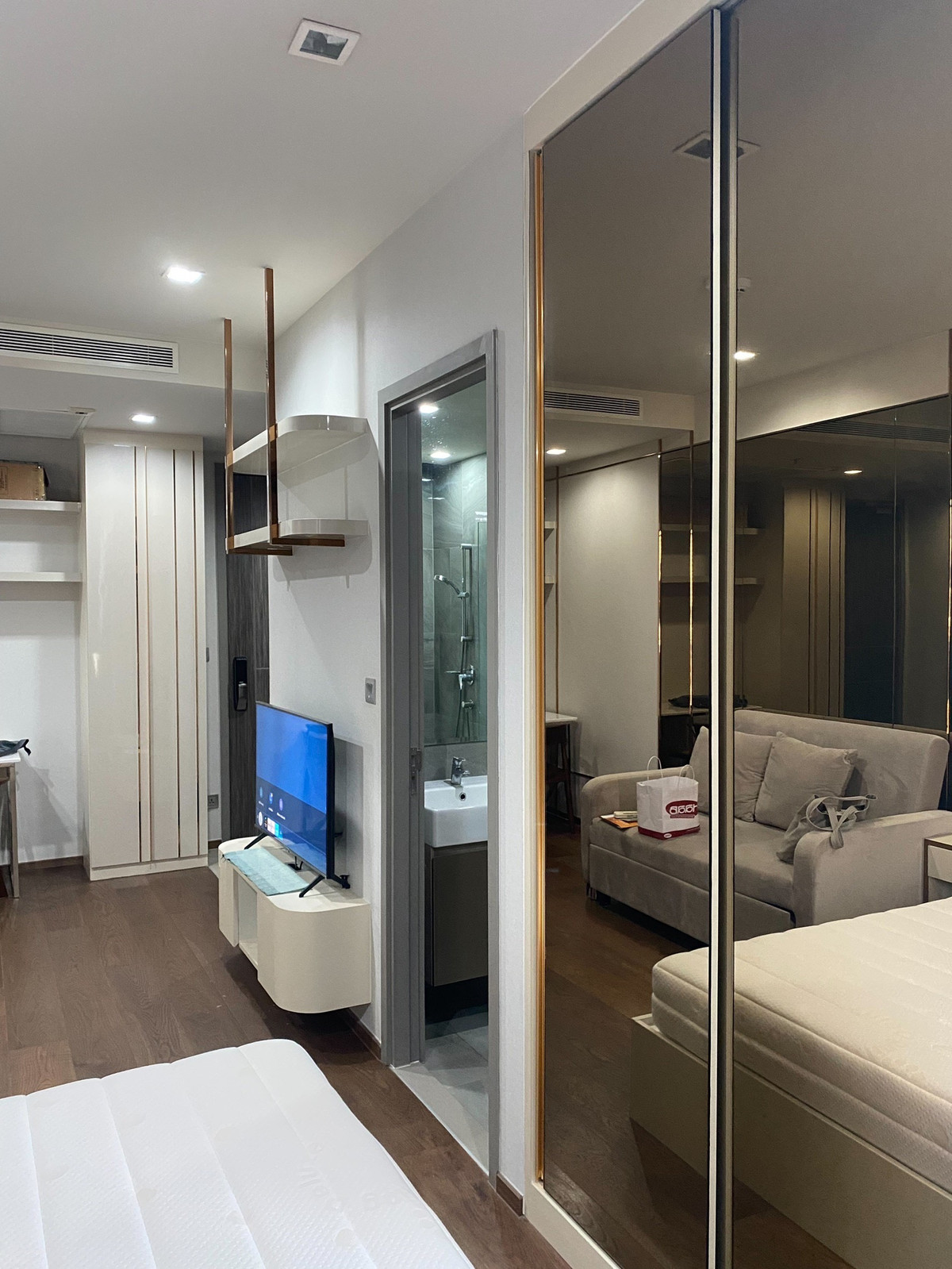 ให้เช่าคอนโดอารีย์ อนุสาวรีย์ : ให้ เช่า Ideo q victory ห้อง Studio พร้อมเข้าอยู่ ราคาพิเศษ