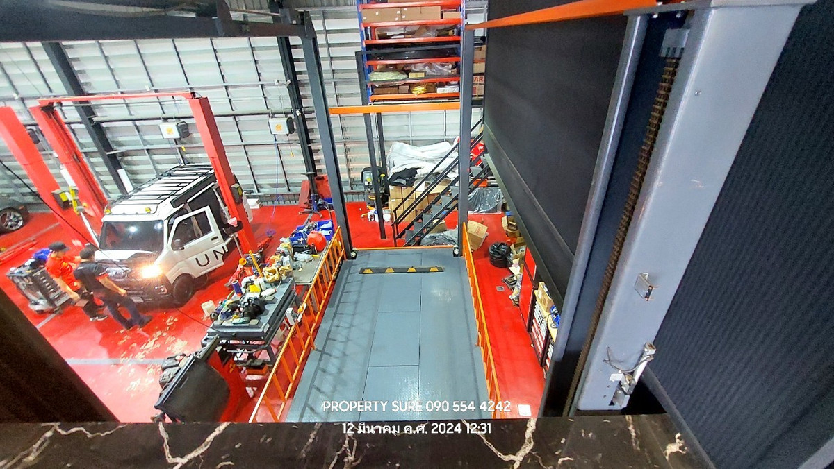 For RentShowroomRama5, Ratchapruek, Bangkruai : For rent-lease 2-story showroom with car service center. There is an elevator to lift cars up to show on the 2nd floor. Prominent location next to Ratchaphruek-Nakhon In Road, near The Walk, Home Pro.Central Westville Ratchaphruek.