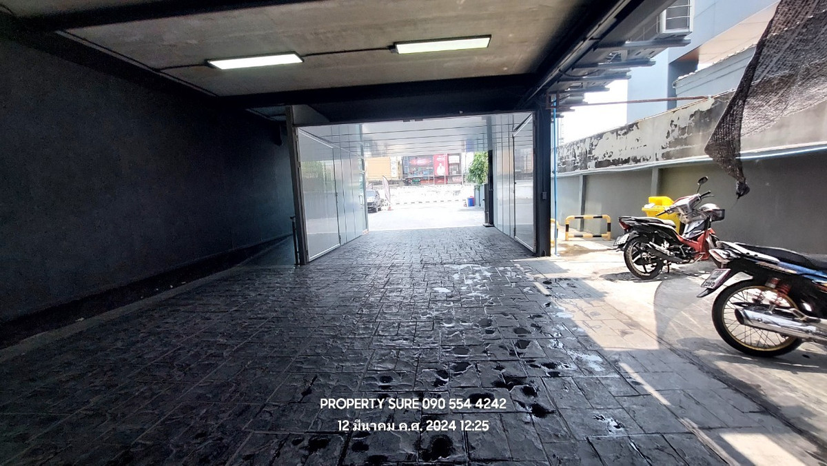For RentShowroomRama5, Ratchapruek, Bangkruai : For rent-lease 2-story showroom with car service center. There is an elevator to lift cars up to show on the 2nd floor. Prominent location next to Ratchaphruek-Nakhon In Road, near The Walk, Home Pro.Central Westville Ratchaphruek.