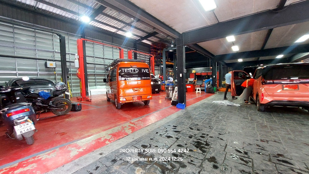 For RentShowroomRama5, Ratchapruek, Bangkruai : For rent-lease 2-story showroom with car service center. There is an elevator to lift cars up to show on the 2nd floor. Prominent location next to Ratchaphruek-Nakhon In Road, near The Walk, Home Pro.Central Westville Ratchaphruek.