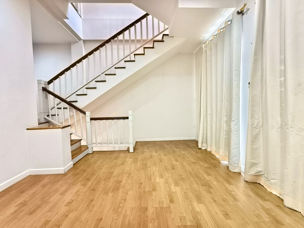 For SaleTownhomeLadkrabang, Suwannaphum Airport : Sale Townhome yield 7.4% 3.5 floor, 3 bedrooms 3 bathrooms 80 sq.m. ,The Metro Rama9, 5min to expressway and Sky train,