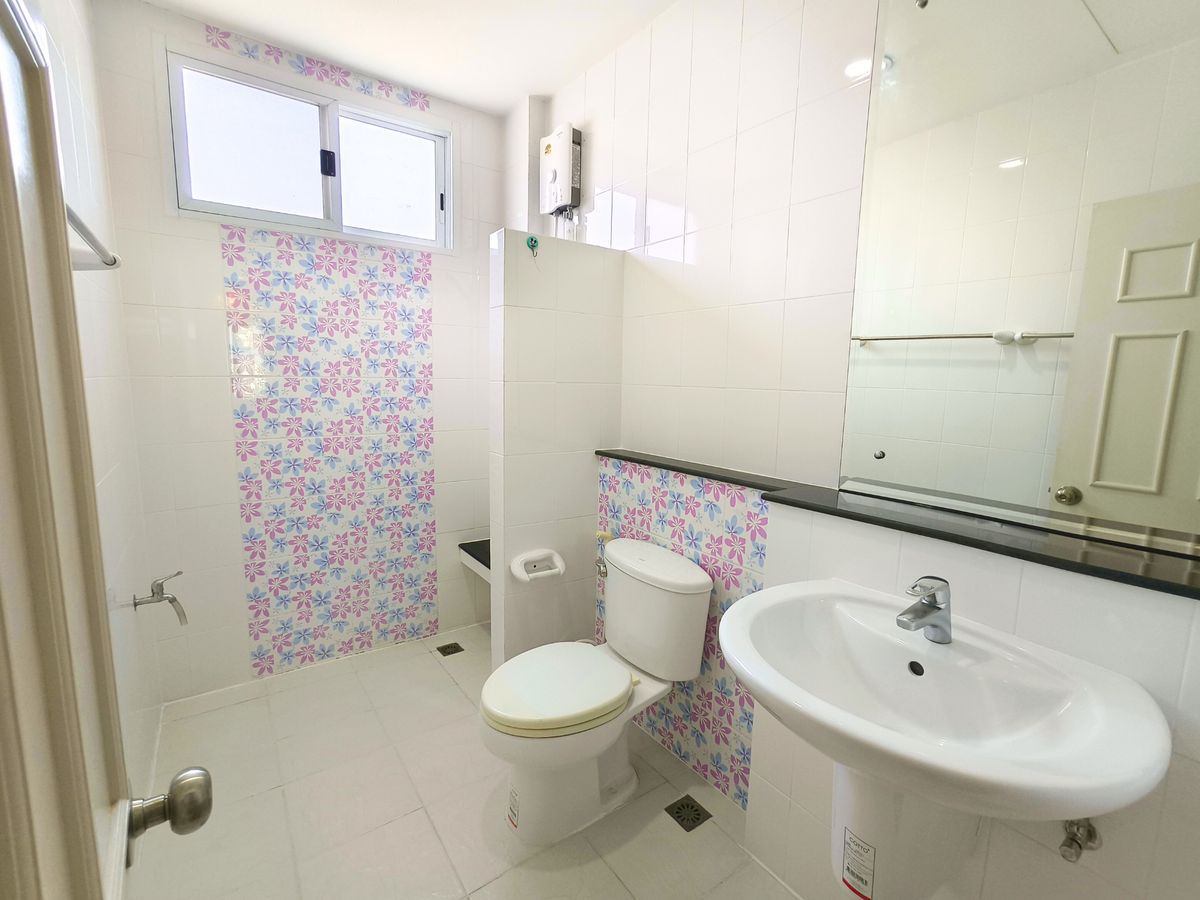 For SaleTownhomeLadkrabang, Suwannaphum Airport : Sale Townhome yield 7.4% 3.5 floor, 3 bedrooms 3 bathrooms 80 sq.m. ,The Metro Rama9, 5min to expressway and Sky train,