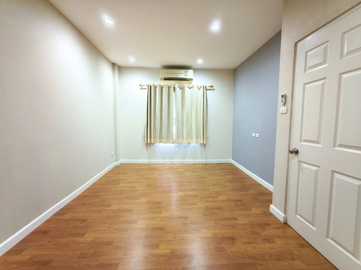 For SaleTownhomeLadkrabang, Suwannaphum Airport : Sale Townhome yield 7.4% 3.5 floor, 3 bedrooms 3 bathrooms 80 sq.m. ,The Metro Rama9, 5min to expressway and Sky train,