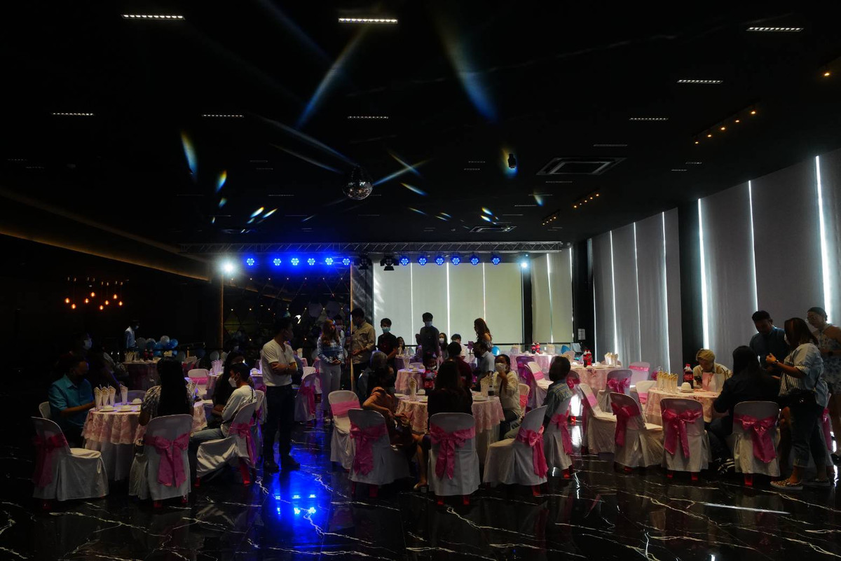 For RentShowroomRama5, Ratchapruek, Bangkruai : For rent-lease 2-story showroom with car service center. There is an elevator to lift cars up to show on the 2nd floor. Prominent location next to Ratchaphruek-Nakhon In Road, near The Walk, Home Pro.Central Westville Ratchaphruek.