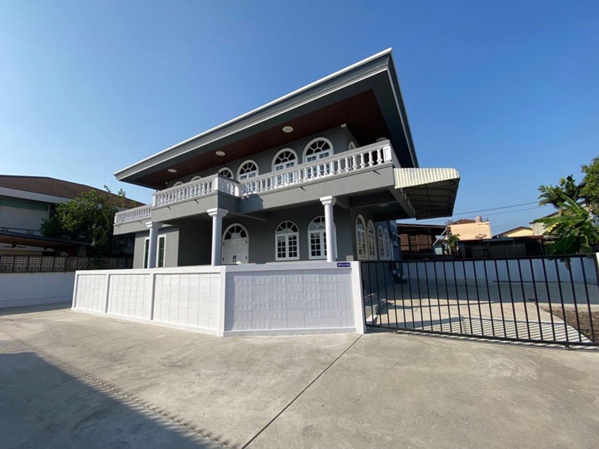 For RentHome OfficePattanakan, Srinakarin : For Rent Home Office for rent / Home Office 3 floors, Soi Town in Town, Si Wara Road, 9 air conditioners / parking for 4 cars / suitable as an office, can register a company