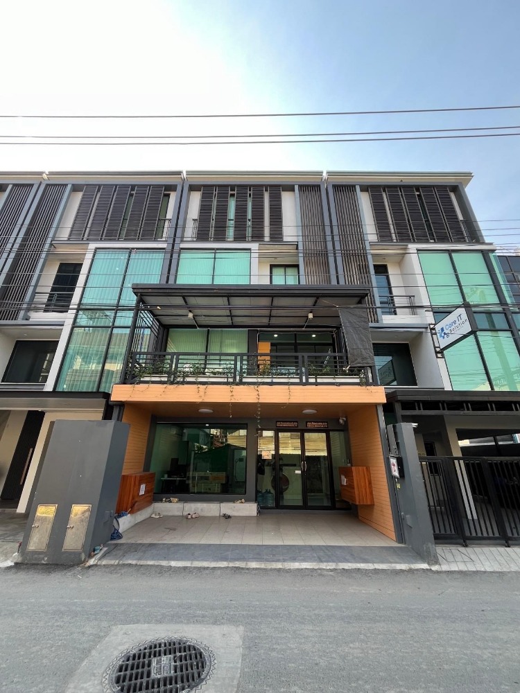 ให้เช่าอาคารพาณิชย์ลาดพร้าว เซ็นทรัลลาดพร้าว : อาคารพาณิชย์ 4 ชั้น 205 ตร.ว. | ลาดพร้าว 64 แยก 4 | จอดรถได้มากกว่า 15 คัน | แบ่งเป็นออฟฟิตสำนักงาน | ใกล้รถไฟสายสีเหลือง โชคชัยสี่ 6 นาที